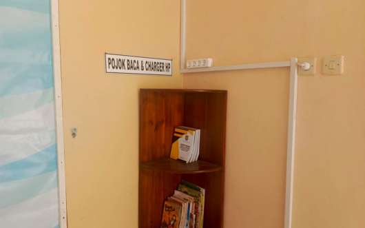 Pojok Baca dan Isi Daya