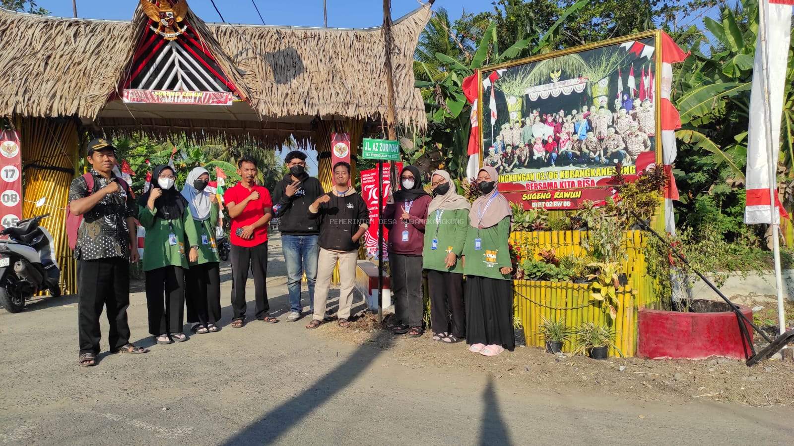 Pemasangan Papan Nama Jalan oleh Mahasiswa KKN