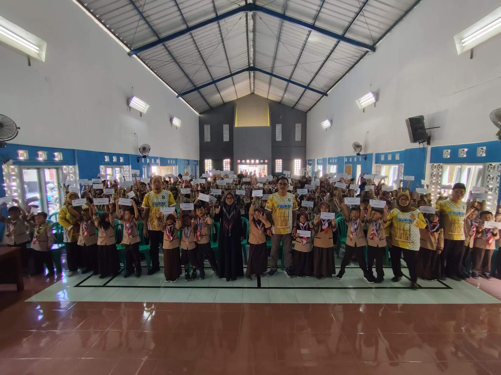 Penyaluran dukungan pendidikan bagi siswa/siswi berprestasi SD dan MI desa Kubangkangkung